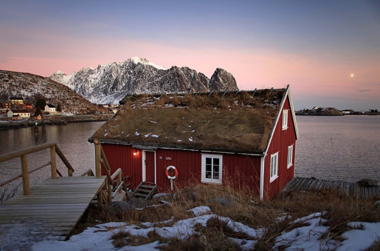 Typical red rorbu huts Reine - Lofoten - 2014-03-19_240084_sense-of-place.jpg